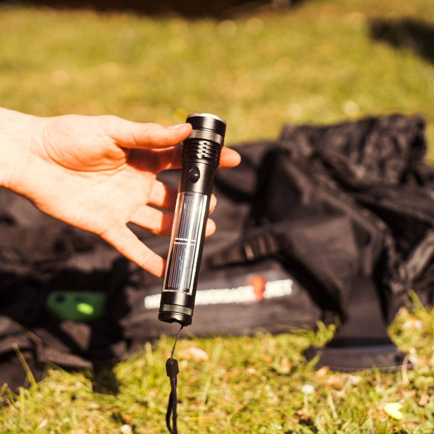 Premium solcellslampa 600 lumen - Lyser upp genom att ladda solen - Solcellsdriven