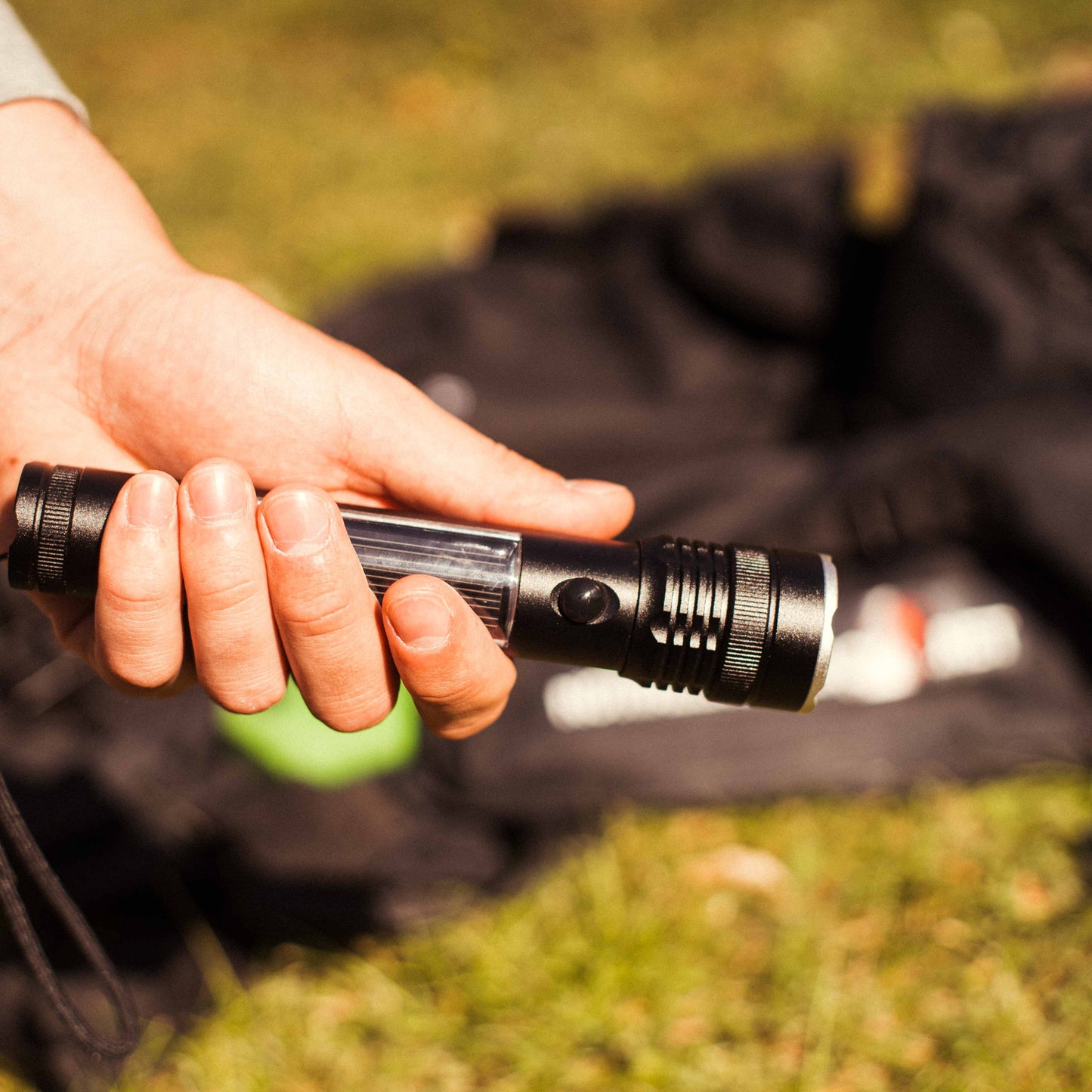 Premium solcellslampa 600 lumen - Lyser upp genom att ladda solen - Solcellsdriven