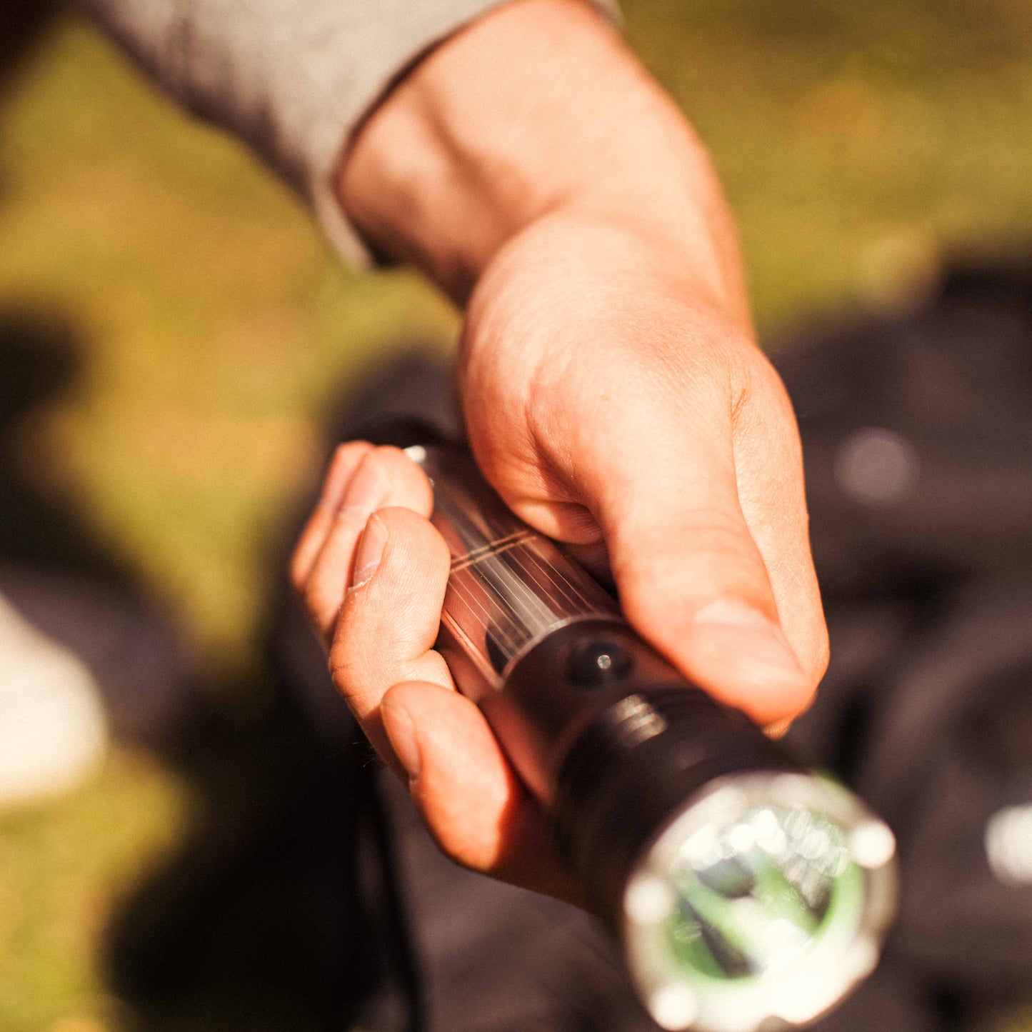 Premium solcellslampa 600 lumen - Lyser upp genom att ladda solen - Solcellsdriven